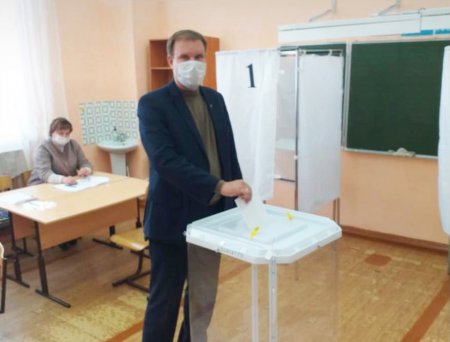 Глава муниципального образования Денис Павлов проголосовал на выборах депутатов представительного органа городского округа на избирательном участке №5, расположенном в здании школы №3
