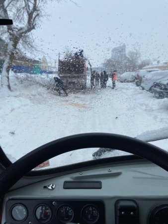 Работники ООО «Абдулинское коммунальное предприятие» продолжают активно устранять последствия очередного снегопада