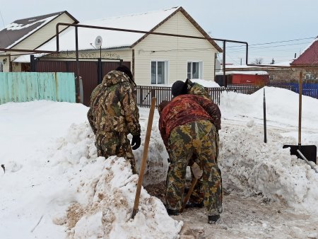 Работники ООО «Абдулинское коммунальное предприятие» приступили к установке дорожных знаков «Искусственная неровность» на улицах города