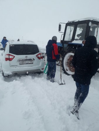 Около десятка автомобилей оказались вчера, 8 марта, в снежном плену на дороге в районе села Новотроевка Абдулинского городского округа
