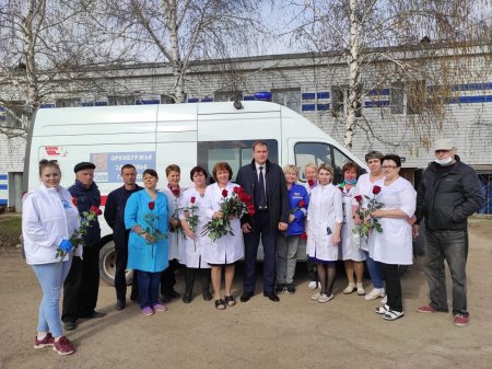 Сегодня, 28 апреля, глава муниципального образования Денис Павлов поздравил работников отделения скорой медицинской помощи