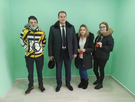 25 ноября, глава муниципального образования Денис Павлов вручил ключи от четырёх новых квартир молодым абдулинцам