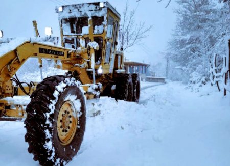 На территории Абдулинского городского округа продолжаются активные мероприятия по расчистке дорог от выпавшего снега.
