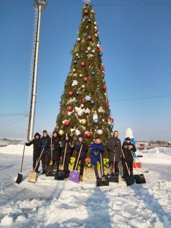 Сегодня начались работы по очистке от снега территории сквера по ул.Красноармейская, где установлена главная городская ёлка.