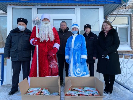 Полицейский Дед Мороз передал сладкие подарки воспитанникам Детского дома
