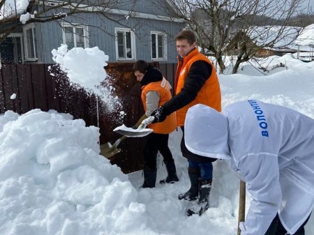 В Абдулинском городском округе продолжается акция по оказанию помощи в расчистке снега «Снежная бригада».