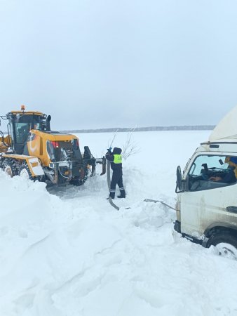Сотрудники Госавтоинспекции г.Абдулино помогли водителю выбраться из снежного плена
