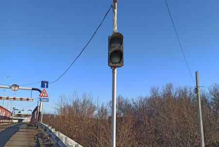 Неизвестные вандалы раскурочили один из светофоров на Перовском мосту.