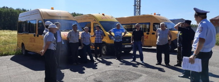 В преддверии нового учебного года автоинспекторы проверяют школьные автобусы