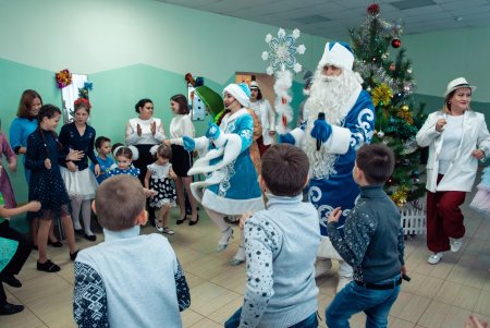 Прекрасное новогоднее настроение абдулинским мальчишкам и девчонками подарили артисты областного татарского драматического театра имени М.Файзи