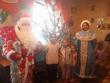 Полицейский Дед Мороз и Снегурочка поздравили детей с  наступающими праздниками