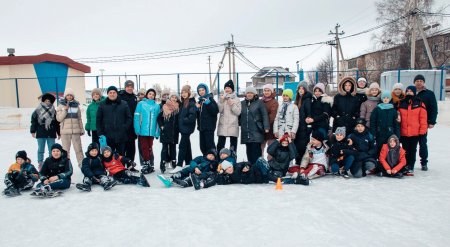 Сразу два интересных и полезных мероприятия для детей провели в минувший четверг на хоккейном корте у ФОКа «Старт»