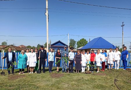 Медицинские работники и сотрудники полиции приняли совместное участие в патриотической акции «Сад Памяти»
