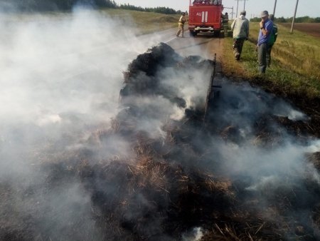 В Матвеевском районе в результате перевоза сена сгорел автомобильный прицеп