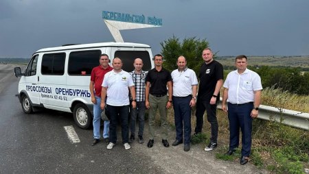 Представители профсоюзов Оренбуржья привезли гуманитарную помощь в подшефный Перевальский район