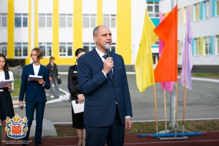 1 сентября, губернатор Денис Паслер открыл новую школу в посёлке Южный города Оренбурга и принял участие в торжественной линейке, посвящённой Дню знаний