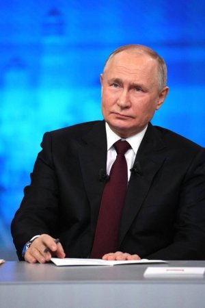 Президент Владимир Владимирович Путин в ходе прямой линии отвечал на вопросы жителей и журналистов более 4 часов.