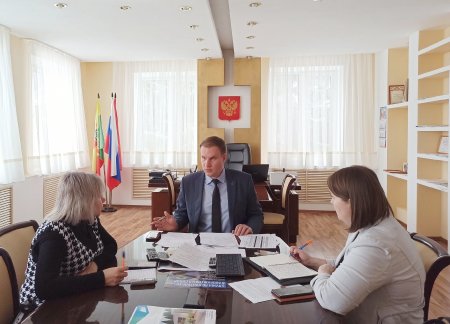 Глава муниципального образования Денис Павлов провёл сегодня пресс-конференцию с участием главных редакторов местных СМИ