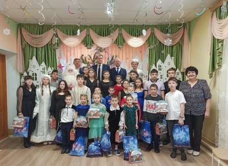 Воспитанники Абдулинского детского дома в канун новогодних и рождественских праздников принимали поздравления и подарки